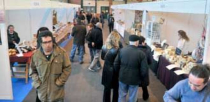 Ayer por la mañana los más madrugadores se paseaban por los diferentes stands de la muestra alimenticia de Fuentepelayo. / Kamarero