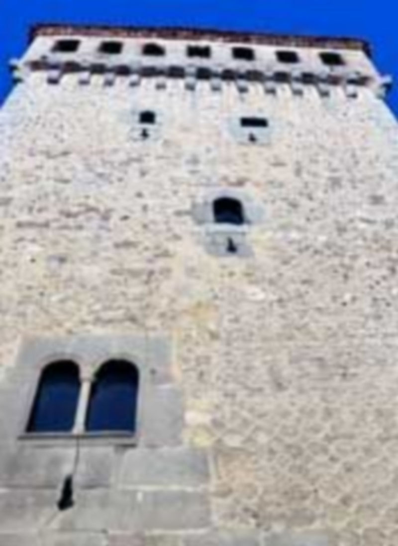 La Caja debe pagar 150.000 euros anuales por la hipoteca del Torreón que hacen peligrar la vida de la Fundación. / Kamarero