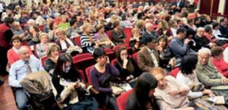 El público llenó en muchas ocasiones el patio de butacas durante la temporada teatral y musical del Juan Bravo el pasado año. / Kamarero