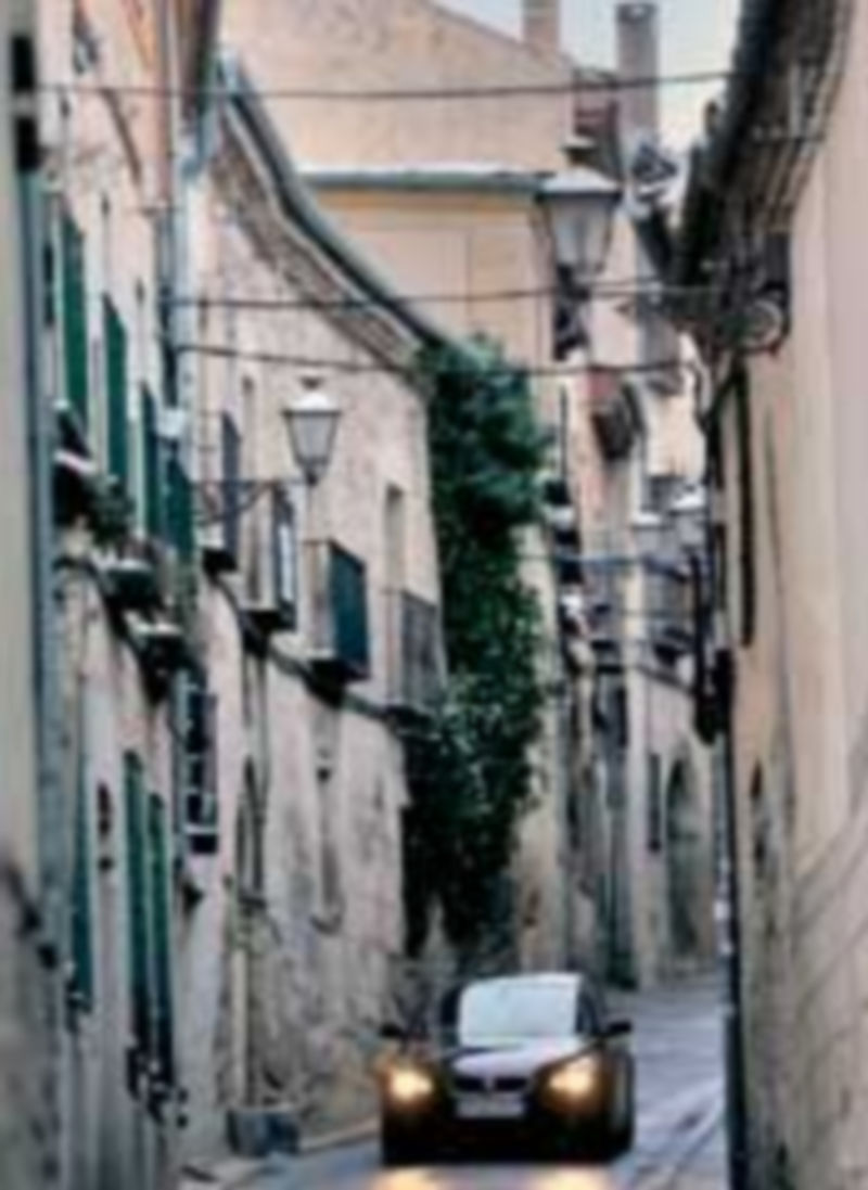 La calle Daoiz parte de la Plaza de la Merced y llega hasta el Alcázar. / Kamarero