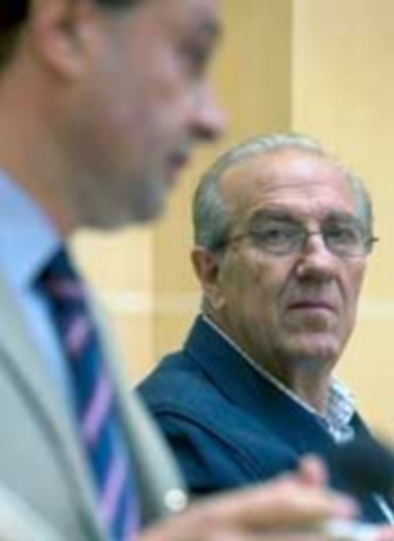 Llorente observa una intervención del alcalde en un pleno celebrado el pasado mes de julio. / Kamarero