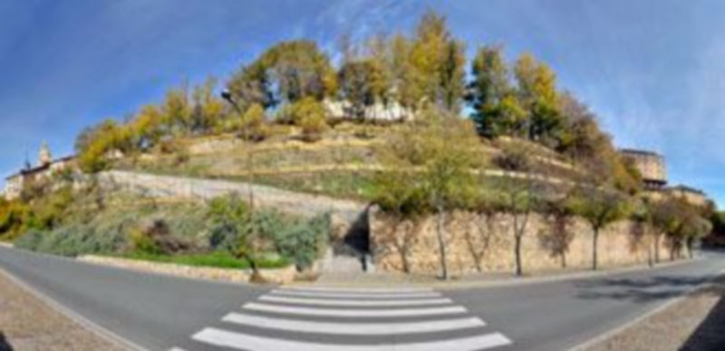 El proyecto original impulsado por el PSOE preveía la construcción de un aparcamiento de 345 plazas en la ladera del Paseo de los Tilos. / Kamarero