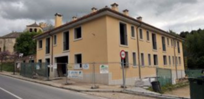 El polémico edificio en construcción se sitúa a la altura del número 25 de la calle de San Marcos. / Kamarero