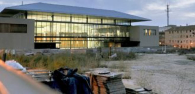 El solar con escombros