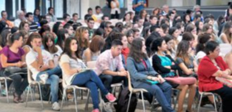 Decenas de estudiantes se dieron cita en el ágora del Campus María Zambrano en la jornada de bienvenida del día de ayer con motivo del inicio del curso. / Kamarero
