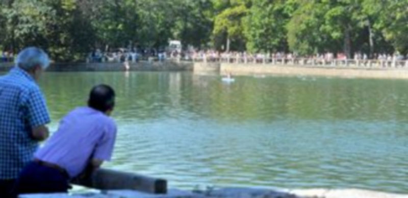 Dos personas observan las aguas del embalse de El Mar