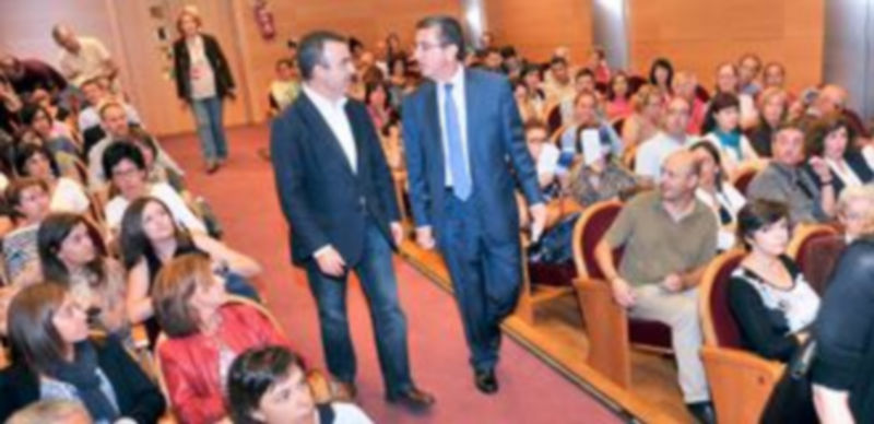 Lorenzo Silva junto con Julia Navarro