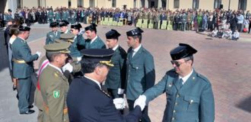 Un momento de la entrega de condecoraciones llevada a cabo ayer por personal civil y militar en el patio de la Comandancia. / Kamarero