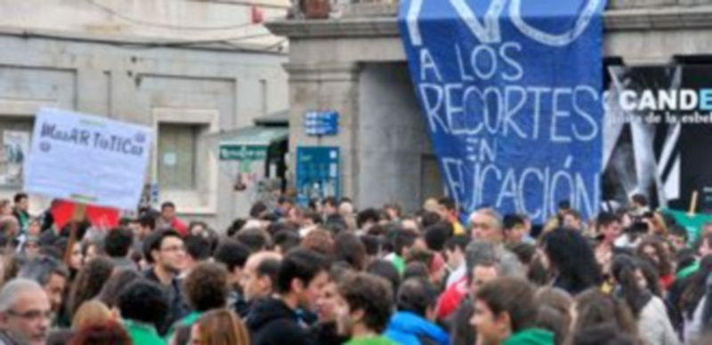 Un millar de personas participaron en una concentración en la plaza del Azoguejo contra la reforma educativa. / Kamarero