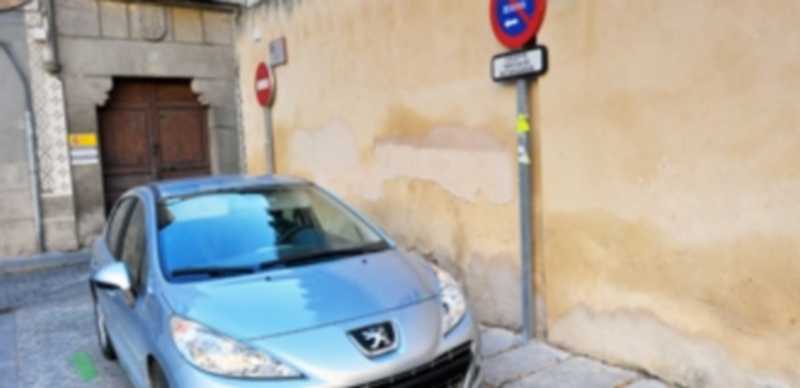 Plaza reservada para los vehículos de la Unidad de Carreteras del Ministerio de Fomento