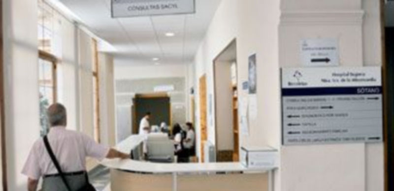 El Policlínico, la mejor opción 1 Mostrador de información del área de consultas de Medicina de Familia y de Enfermería de Sacyl que se encuentra en el Hospital de La Misericordia. / Ángel Kamarero.