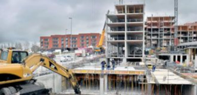 Imagen de archivo de viviendas municipales VPO en el nuevo barrio de Ciudad y Tierra de Segovia. Al fondo viviendas de otras promociones. / Kamarero.