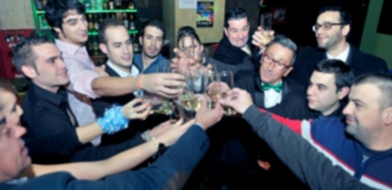 Segovia recibió 2014 sin incidentes y con menos alegría que otros años 1 Los brindis entre amigos se repitieron durante toda la noche en los distintos locales de ocio nocturno. /Kamarero