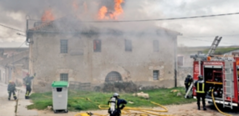 Imagen de archivo de los bomberos de Segovia sofocando las llamas en una vivienda situada en el núcleo de Aragoneses. / Kamarero