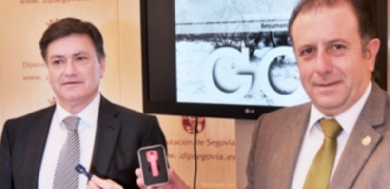 Rafael Casado (derecha) estuvo acompañado por el presidente Francisco Vázquez en el inicio de la presentación. / Kamarero