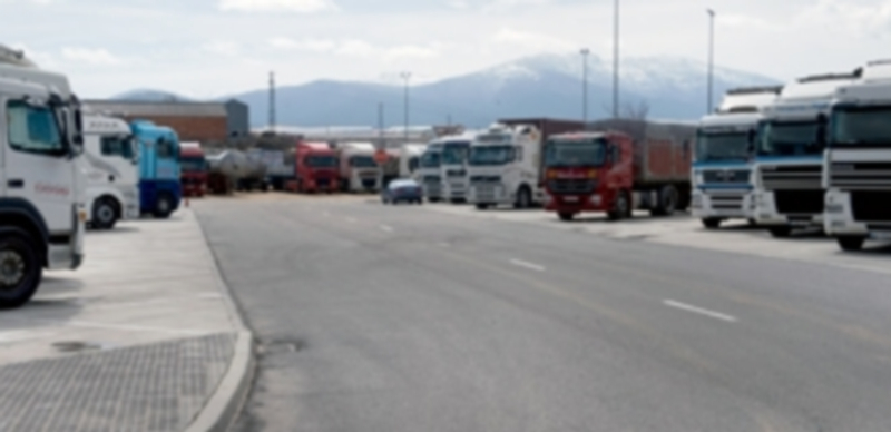 Un grupo de camiones (sector de mercancías) estacionados en el aparcamiento del Centro de Transportes de Segovia en esta fotografía de archivo. / Kamarero