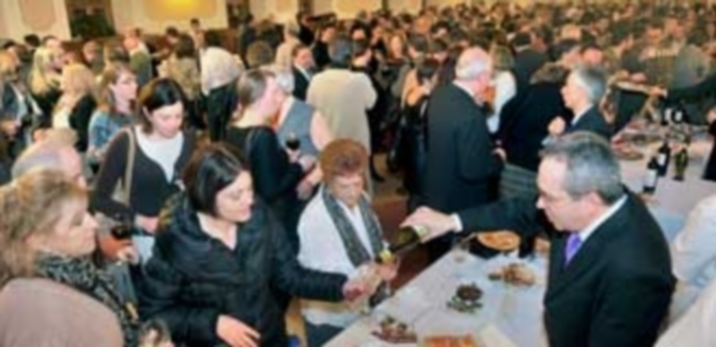 Con los fogones cargados 1 El comedor de alumnos de la Academia fue el escenario elegido para la degustación de los platos ofrecidos por los restaurantes colaboradores. / Kamarero
