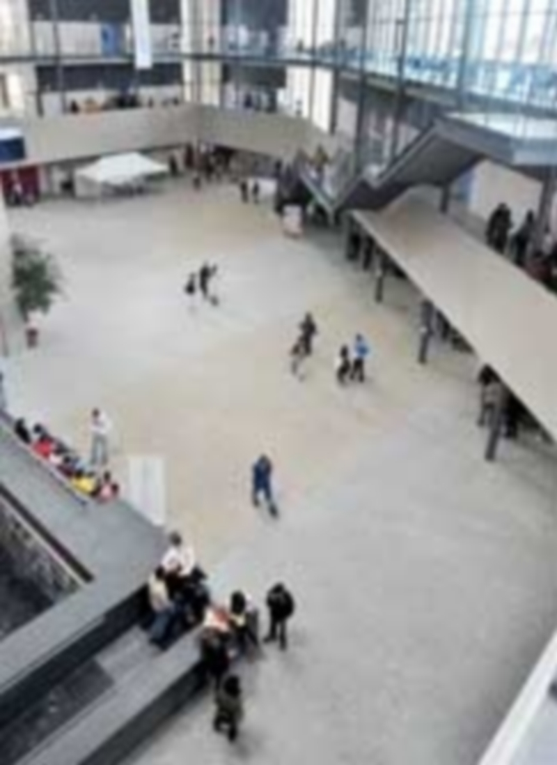 Las nuevas dobles titulaciones permitirán obtener dos títulos de Grado en cinco años. / Kamarero