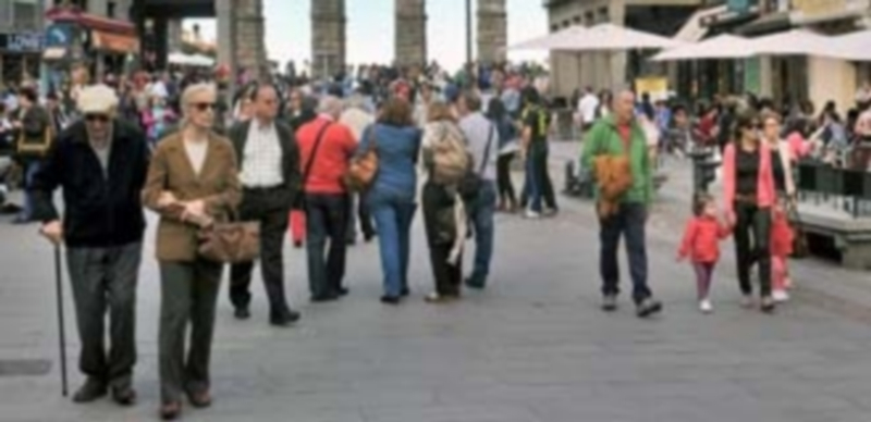 Población caminando por el centro de la ciudad de Segovia