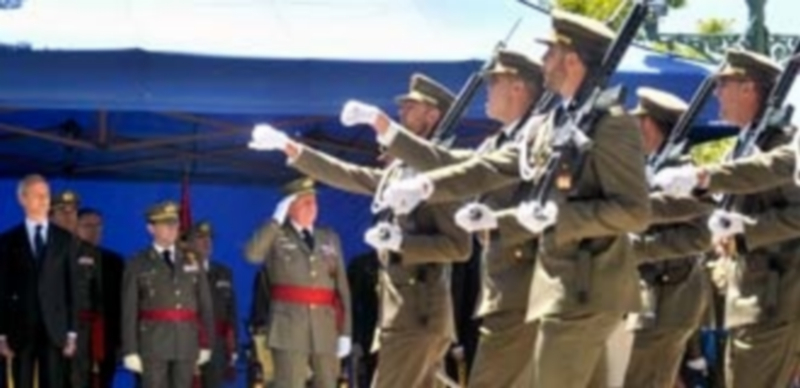 La formación de alumnos de la Academia de Artillería desfiló ante el monarca al concluir el acto en los jardines de la Plaza de la Reina Victoria Eugenia. / Kamarero