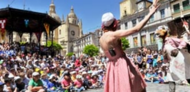 “La Boucherie Renard” de la compañía belga Boite a Clous llenó ayer la Plaza Mayor. / Kamarero