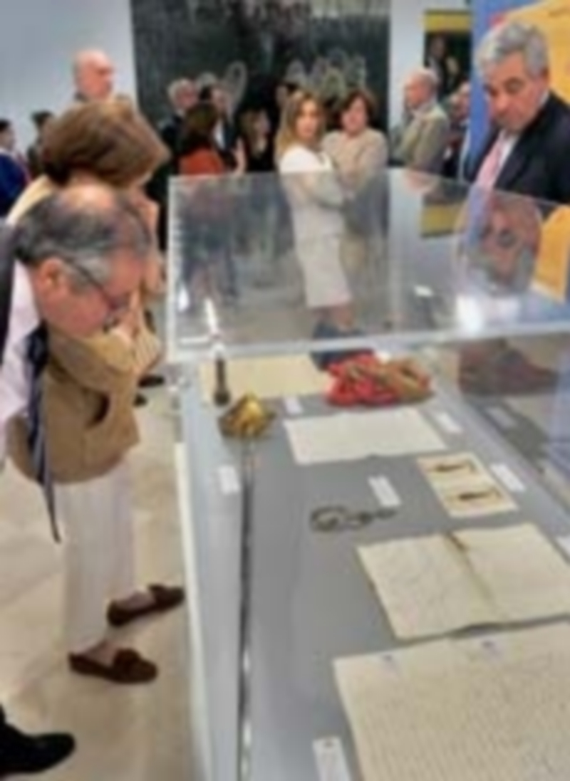 Los familiares de algunos de los artilleros más relevantes visitaron la exposición ‘Cuna de Héroes’ en el Alcázar. / Kamarero