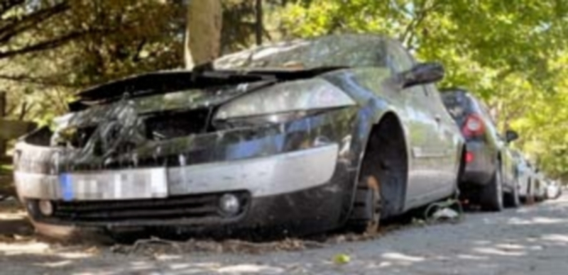 Los vecinos exigen la retirada de los vehículos inmovilizados en las calles 1 La inexistencia de un depósito de vehículos inmovilizados por orden judicial provoca que permanezcan aparcados en vías como la avenida de la Constitución o Ezequiel González./ KAMARERO