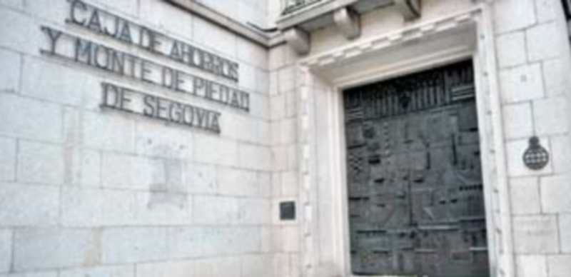 Fachada de lo que fue la oficina principal de Caja Segovia