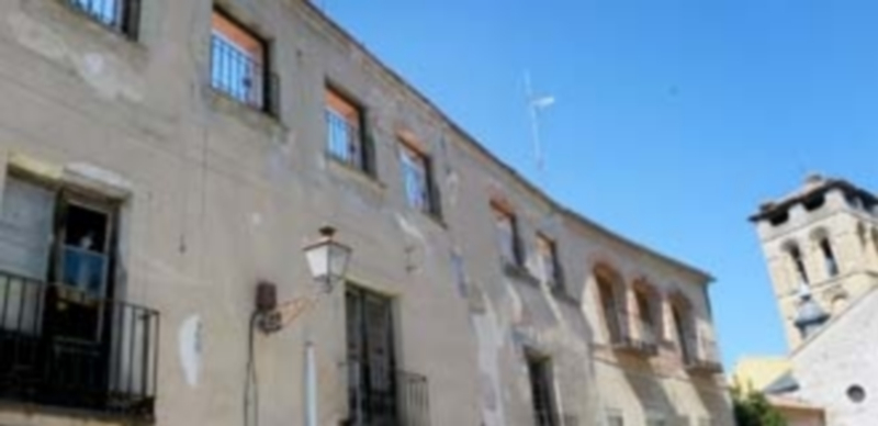 Edificio en ruinas situado junto a la iglesia de San Justo. El programa de ayudas pretende incentivar a los propietarios de inmuebles a invertir en su rehabilitación. / Kamarero