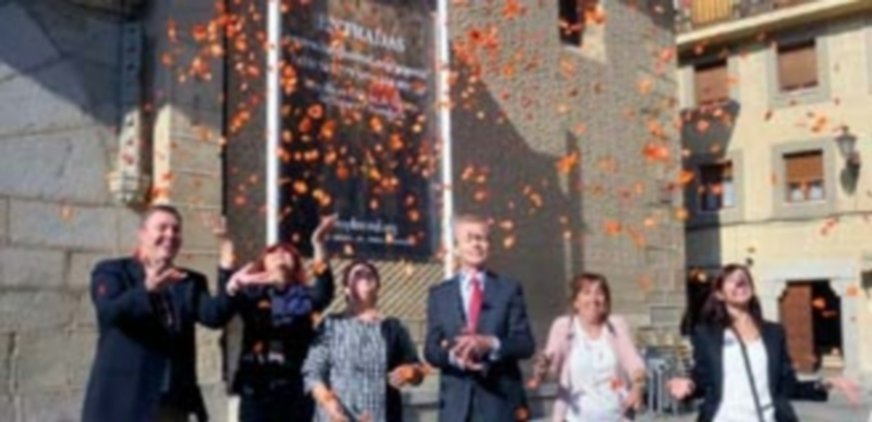 Los responsables y patrocinadores de Hay Festival lanzan pétalos de flores a la entrada de la sala de La Alhóndiga