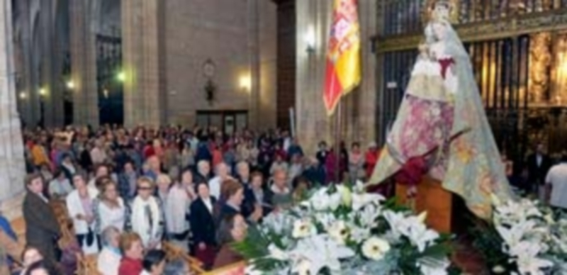 Centenares de personas se acercaron hasta la carroza en la que se instaló a la Virgen de la Fuencisla para tomar fotografías y ver de cerca la imagen de la patrona de Segovia. / Kamarero
