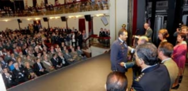 El teatro Juan Bravo se llenó de público y de autoridades para asistir a los actos institucionales del Día del Pilar