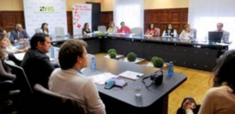 Los representantes de las empresas conocieron ayer los resultados del Plan de Empleo de Cruz Roja de la mano de sus responsables en el encuentro celebrado en la sede de la FES. / Kamarero