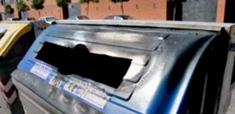 La quema de un contenedor de basura puede acarrear una sanción económica de hasta 3.000 euros. / KAMARERO