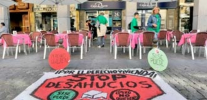 La Plataforma de Afectados por la Hipoteca de Segovia protagonizó hace un año un acto reivindicativo en la céntrica avenida de Fernández Ladreda. / Kamarero