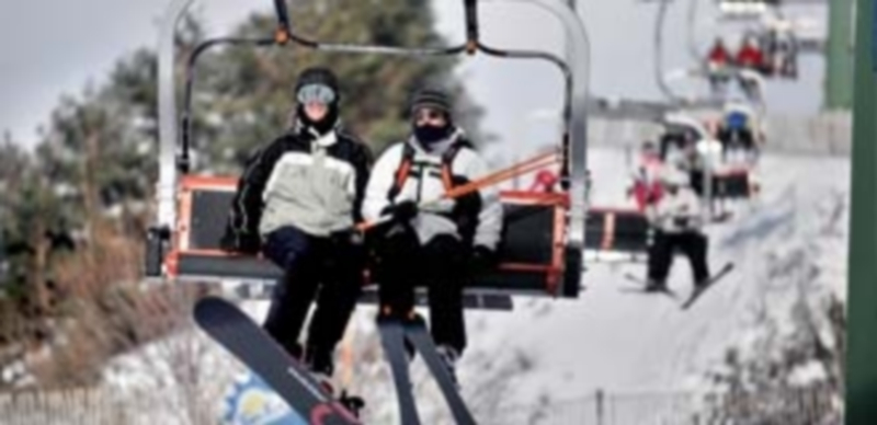 A la espera del oro blanco que cae del cielo 1 Esquiadores en el telesilla de La Pinilla
