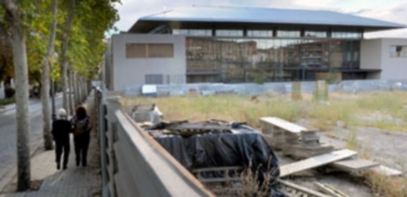 El complejo universitario María Zambrano cuenta con la mitad de sus instalaciones. El solar donde está proyectada la segunda fase espera la entrada de las máquinas desde hace años. / Kamarero