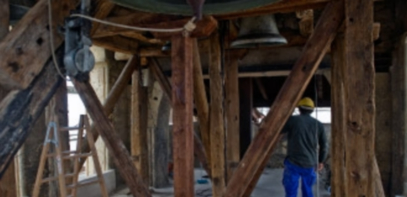 Un obrero revisa los trabajos realizados en la consolidación de la torre del templo. / Kamarero