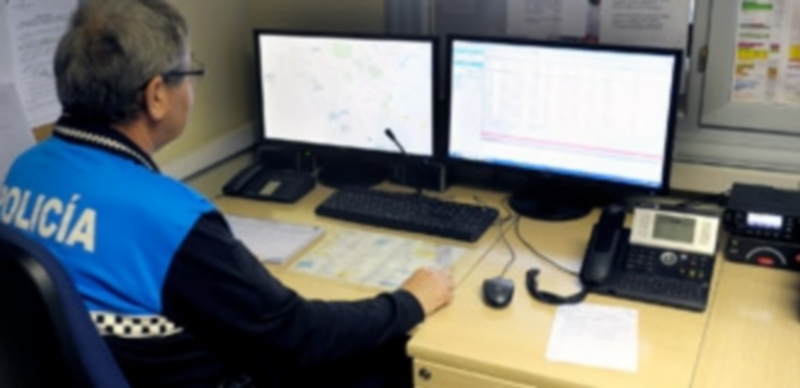 Un integrante de la Policía Local en el centro de comunicaciones