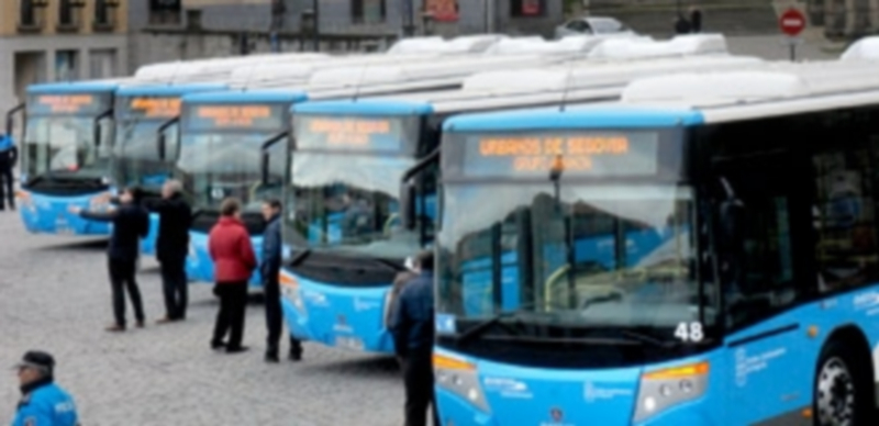 Los cinco nuevos autobuses fueron exhibidos en la Plaza de la Artillería