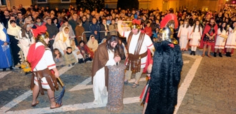 La ‘Pasión’ del barrio de San José congregó a centenares de vecinos que asistieron a la recreación de escenas como la de Jesús azotado./ Kamarero