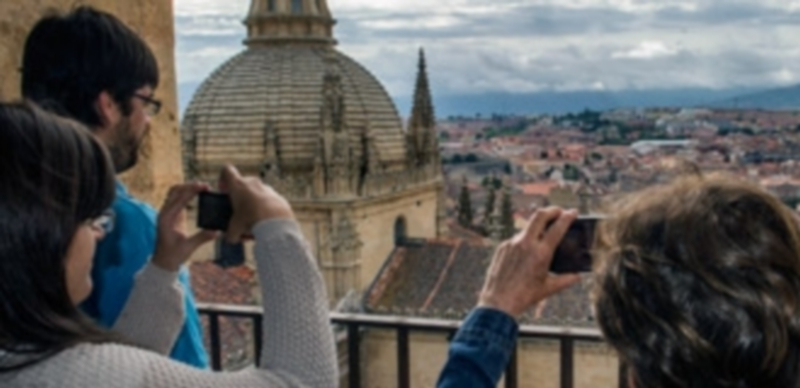 Un grupo de visitantes toma fotos de las vistas de Segovia desde el campanario de la torre de la Catedral./ Kamarero