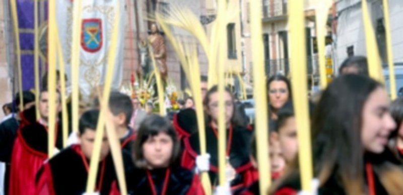 Los niños de la cofradía del Santo Cristo de Los Gascones portan las palmas ante la imagen de ‘Jesús entrando en Jerusalén’. / Kamarero