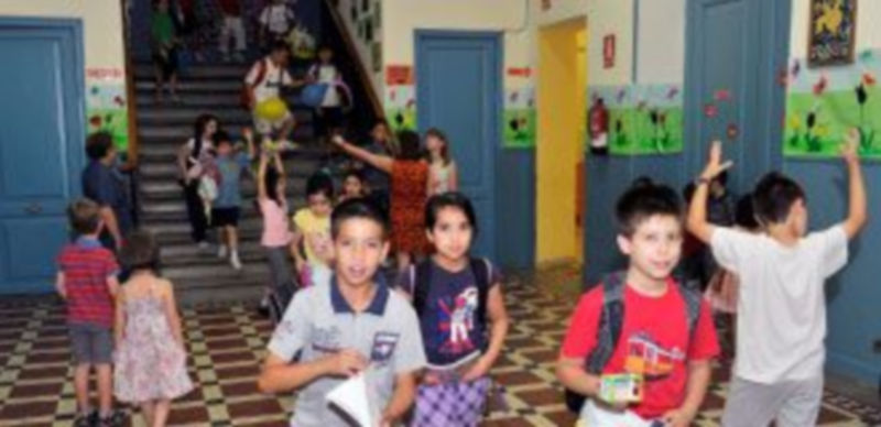 Imagen de la despedida de los alumnos del colegio Diego de Colmenares antes de iniciar las vacaciones de verano. / Kamarero