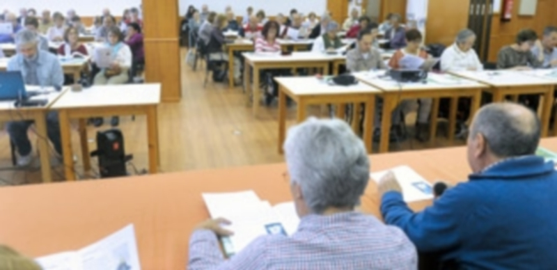 Los representantes de las 41 fraternidades repartidas por toda España trabajan en Segovia en la definición de una nueva organización en la Asamblea General. / Kamarero