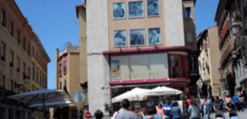 Algunos establecimientos colocan motivos segovianos en sus fachadas