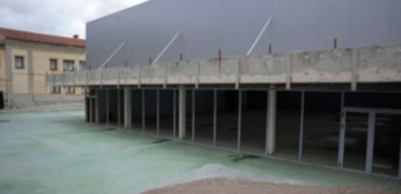 Las obras del gimnasio del CEIP El Peñascal permanecen paralizadas desde hace varios meses. / Kamarero