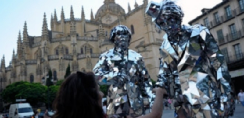 El pasacalles de Mirror Family fue uno de los más llamativos