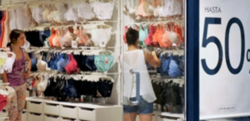 Algunos comercios muestran en sus escaparates elevados descuentos que tan solo se dan en algunos de sus productos. En la foto