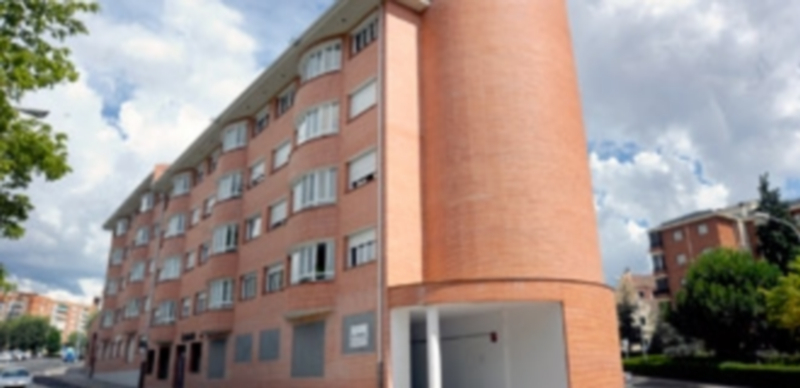 Edificio de viviendas que construyó y gestiona la empresa municipal Evisego en la calle Bomberos de la ciudad. / Kamarero